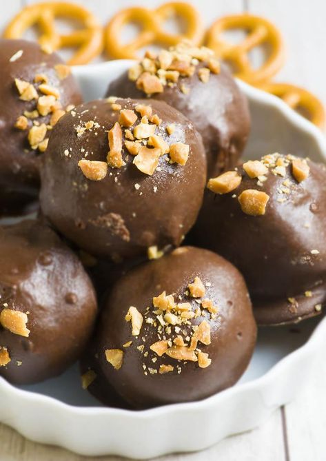 Chocolate Peanut Butter Pretzel Bites - OMG Chocolate Desserts Peanut Butter Hearts, Pretzel Bites Recipe, Peanut Butter Pretzel Bites, Oreo Truffle, Salty Desserts, Snack Chocolate, Pretzel Bites Recipes, Peanut Butter Dessert Recipes, Butter Desserts