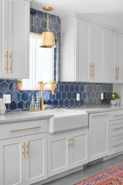 Walnut Backsplash, Model Dapur, Light Floors, Hexagon Tile, Kabinet Dapur, Backsplash Kitchen, Blue Tile, 아파트 인테리어, Kitchen Farmhouse