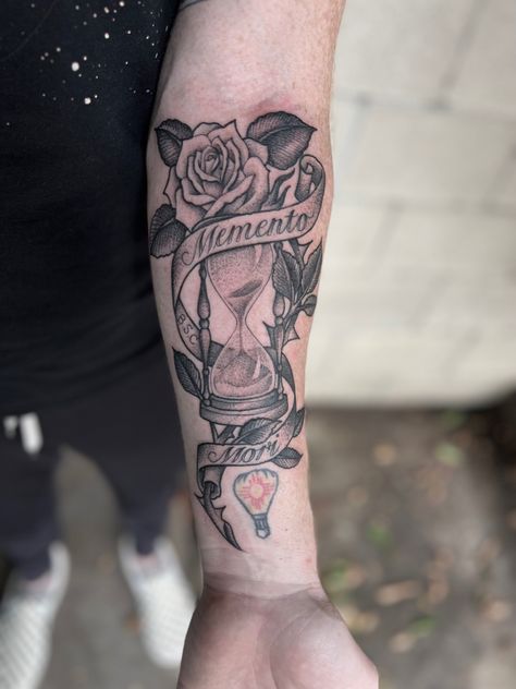 An hourglass tattoo with Memento Mori on a scroll. Skull Hourglass Tattoo, Memento Mori Hourglass Tattoo, Memento Mori Hour Glass Tattoo, Skull And Hourglass Tattoo Design, Hour Glass Skull Tattoo Ideas, Momento Mori Tattoo, Luke Wessman, Mori Tattoo, Hourglass Drawing