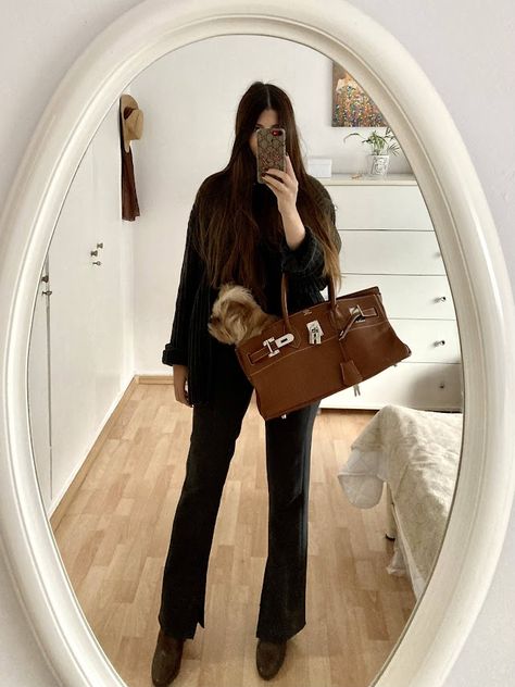 Who remembers the shoulder Birkin from Jean Paul Gaultier? #hermes #birkin #shoulderbirkin #jpgbirkin #jeanpaulgaultier Birkin Shoulder Bag, Tamara Kalinic Birkin, Shoulder Birkin, Birkin Gold, Hermes Wishlist, Birkin Mom, Fit Board, Lindsay Lohan, Fit Board Workouts