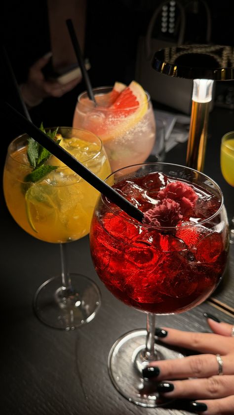 #nightlife #nightlife #drinks #club #weekend Drinks In Club, Foto Drink, Nights Out, Girls Night Ideas, Club Drinks, Instagram Drinks, Pretty Alcoholic Drinks, Yummy Alcoholic Drinks, Fancy Drinks