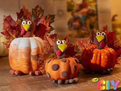 Turkey Decorations Diy, Thanksgiving Crafts For Adults, Crayola Crafts, Easy Thanksgiving Decorations, Thanksgiving Crafts Decorations, Free Thanksgiving Coloring Pages, Pumpkin Turkey, Turkey Decor, Turkey Crafts