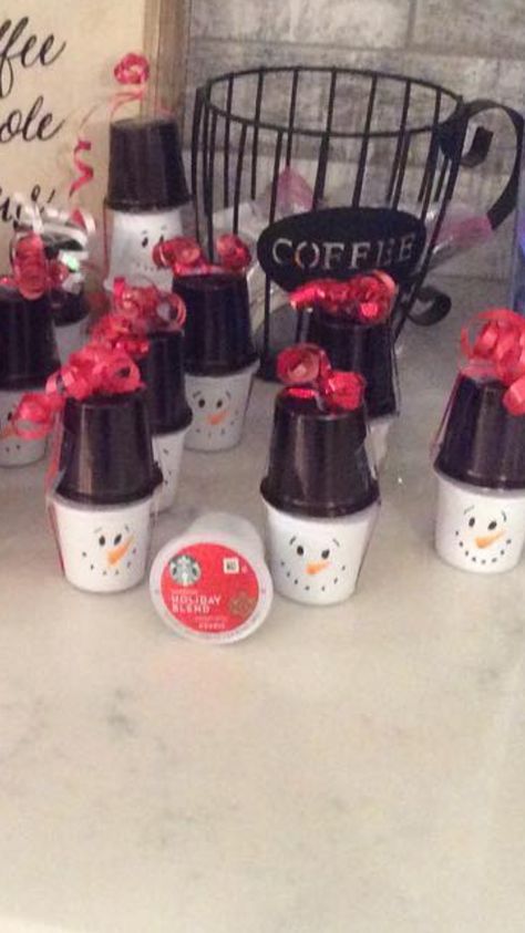 Coffee Pod Gift Ideas, Keurig Cup Crafts, K Cup Christmas Crafts, Folded Ornaments, Environmental Crafts, K Cup Crafts, Coffee Pods Crafts, Terra Cotta Pot Crafts Diy, Snowman Crafts Diy