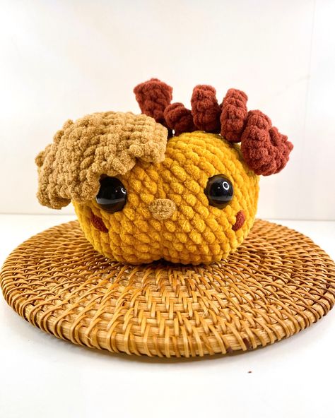 This knitted pumpkin is simply adorable! 🎃✨ The perfect accent for fall decor or a cozy seasonal touch. Its warm colors and charming details bring a true autumn vibe into any home. 🍂🧡 Would you like this fluffy pumpkin in your space? 🌟 Pumpkin Head Doll, Pumpkin Crochet Pattern, Cosy Fall, True Autumn, Special Halloween, Crochet Pumpkin, Crochet Round, Halloween Crochet, Seasonal Crafts