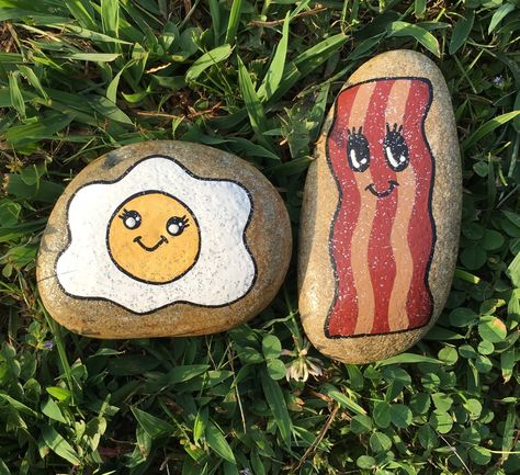 Egg and Bacon painted rocks Egg Painted Rock, Mandala Heart, Painted Rock Ideas, Paint Rocks, Painted Rocks Kids, Painted Rocks Diy, Rock Painting Ideas Easy, Rock Painting Patterns, Painting Rocks