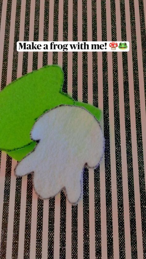 Frog Sewing Tutorial, Frog Plushie Template, Diy Sewing Animals, Plushie Diy Pattern, Diy Small Stuffed Animals Easy, How To Sew A Frog Pattern, Frog Template Sewing, Felt Frog Tutorial, Frog Toy Diy