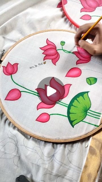 Lotus Flower Fabric Painting, Painting On Saree Design, Paint Kurta Design For Women, Painting Ideas On Dress, Fabric Paint Designs For Sarees, Painting Ideas On Blouse, Paint Dress Design, Fabric Painting Flowers Design, Paint On Blouse