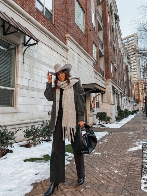 Winter Cowboy Hat Outfit, Cowboy Hat Winter Outfit, Texas In Winter Outfits, Western Hat Outfit Winter, Cowboy Hat Outfit Woman Winter, Styling Cowboy Hat, Women’s Cowboy Hat Outfits, Black Felt Cowboy Hat Outfit, Aspen Western Chic