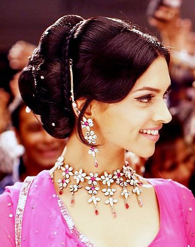 Hairstyles Inspired By Deepika Padukone_ The Retro Hairdo. Read more http://fashionpro.me/15-amazing-hairstyles-inspired-deepika-padukone-30pics/2 Deepika Hairstyles, Deepika Padukone Hair, Dipika Padukone, Bollywood Theme, Deepika Padukone Style, Om Shanti, Retro Bollywood, Bollywood Hairstyles, Om Shanti Om