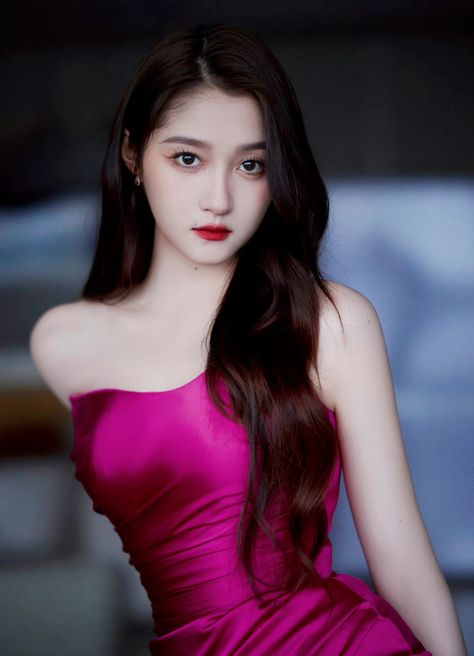 Weibo update 230210 Guan Xiaotong Shu Lei brand new spokesperson Guan Xiaotong, China Girl, Cute Poses For Pictures, Crazy Horse, Chinese Actress, Cute Poses, Poses For Pictures, Entertainment Industry, Entertainment News