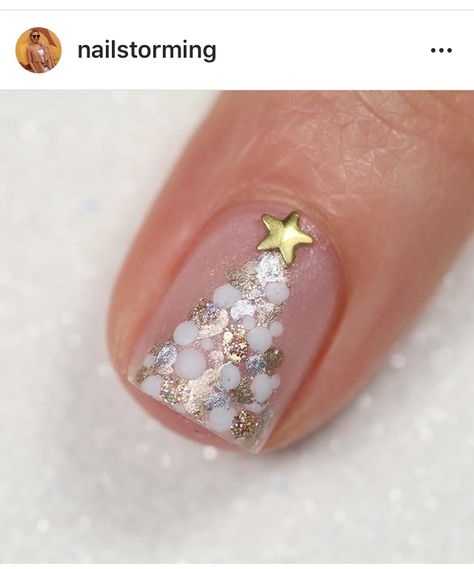 Simple Gold Christmas Nails, Delicate Christmas Nails, Holiday Nails White And Gold, Gold Snowflakes Nails, Gold Holiday Nails Glitter, Gold Snowflake Nail Art, Tree Nail Art, Christmas Tree Nails, Minimal Nails Art