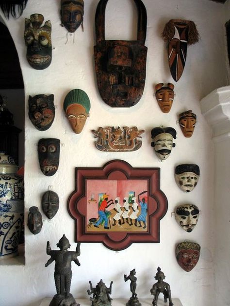 African Masks Wall Decoration Ideas (4) Wall Masks Decor, Bedroom Sculpture, Masks Wall Decor, Entry Nook, African Wall Decor, Mask Wall Decor, African Interior Design, Apartment Deco, African Inspired Decor