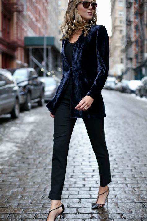 Updated Pants Suit // Navy Velvet Blazer Blue Velvet Blazer Outfit, Velvet Jacket Outfit, Classic Work Style, Velvet Blazer Outfit, Capsule Wardrobe How To Build A, Blue Velvet Blazer, Velvet Blazer Women, Paperbag Hose, Blazer Outfits For Women