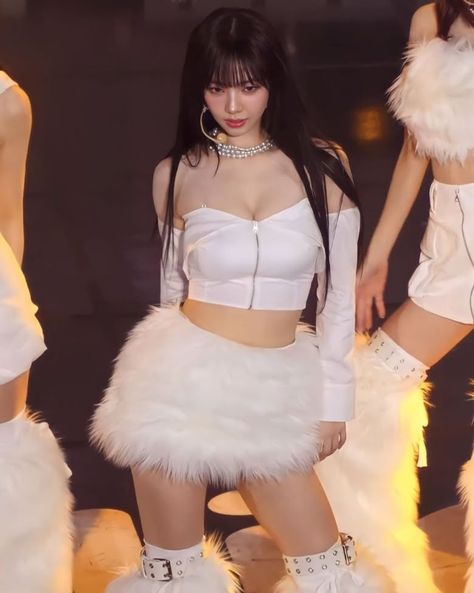 Aespa's Karina Goes Viral For Her Hourglass Figure - Koreaboo Yu Jimin, Beauty Pop, Aespa Karina, Karina Aespa, Red Velvet Irene, Festival Looks, Black Mamba, Korean Idol, Kpop Outfits