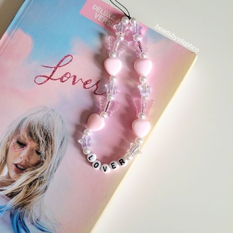 Taylor Swift Phone Charm Ideas, Taylor Swift Phone Charm, Charm Ideas, Phone Things, Taylor Swift Lover, Phone Straps, Estilo Taylor Swift, Beaded Jewlery, Phone Plug