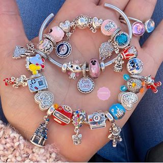 Charmdluv (@charmdluv) • Instagram-foto's en -video's Disney Pandora Bracelet Ideas, Pandora Bracelet Disney, Pandora Stack, Disney Pandora Bracelet, Back To The 90's, Pandora Bracelet Charms Ideas, Bracelets Pandora, Pandora Charms Disney, Pandora Bracelet Designs