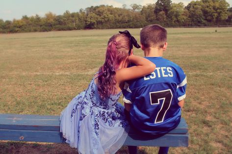 Football Cheer Pictures, Football Family Pictures, Sibling Pics, Mom And Me Photos, Sibling Photoshoot, Cheer Photo, Cheer Photos, Football Family, Dance Pics