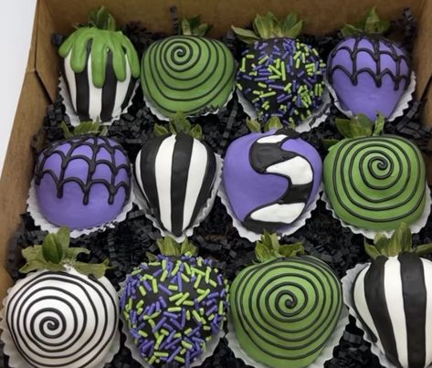 Beetle Juice Strawberries, Diy Halloween Chocolate Covered Strawberries, Wednesday Addams Chocolate Covered Strawberries, Beetlejuice Chocolate Covered Strawberries, Halloween Dessert Box Ideas, Halloween Theme Strawberries, Beetle Juice Desserts, Beetlejuice Strawberries, Halloween Strawberry Ideas