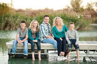 Color Schemes Green, Family Holiday Pictures, Fam Photos, Summer Family Pictures, Fall Color Schemes, Lake Photoshoot, Lighting Photography, Summer Family Photos, Fall Family Photo Outfits