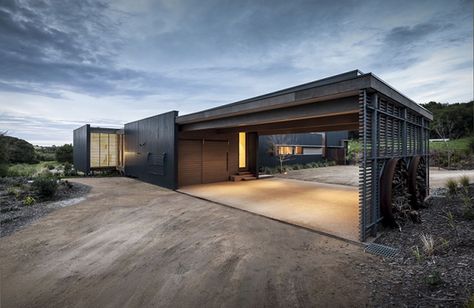 interior is beautiful too. love mixing modern and traditional (Fingal Residence - Australia - JAM Architecture) Modern Carport, Garage Pergola, Farmhouse Architecture, Porte Cochere, Australian Architecture, Design Exterior, Garage Design, Residential Architecture, 인테리어 디자인