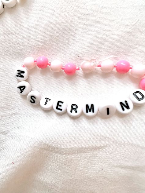 Taylor Swift mastermind pink eras tour friendship bracelet Mastermind Taylor Swift, Taylor Swift Concert Outfit, Taylor Bracelet, Swift Concert, Taylor Swift Eras Tour, Taylor Swift Eras, Trendy Bracelets, Diy Bracelets Easy, Taylor Swift Concert