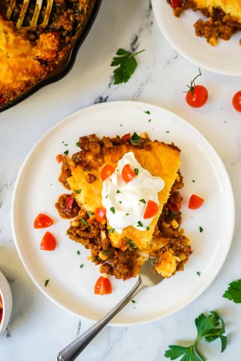 This Easy Jiffy Tamale Pie is a simple, super flavorful one-pan meal! A delicious mixture of meat, veggies and enchilada sauce is topped with an easy, cheesy cornbread (from Jiffy mix!), then baked until golden brown. Pile on your favorite toppings and enjoy! This dish can also be made ahead and frozen and is perfect for busy weeknights! Tamale Pie With Jiffy Cornbread, Jiffy Tamale Pie, Cornbread Casserole Jiffy, Tamale Pie Casserole, Tamale Pie Recipe, Cheesy Cornbread, Leftover Cornbread, Cornbread Recipe Sweet, Jiffy Mix