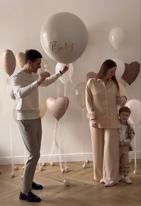 Minimalistic Gender Reveal, Gender Reveal Balloon Ideas, Balloon Gender Reveal Ideas, Gender Reveal Intimate, Minimal Gender Reveal, Aesthetic Gender Reveal, Intimate Gender Reveal Ideas, Simple Gender Reveal Ideas, Gender Reveal Balloon Pop