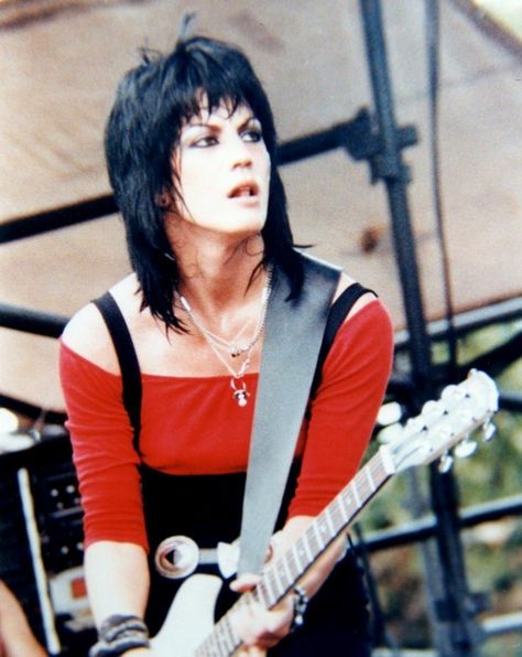 Joan Jett Hair, Feminine Mullet, Rocker Hair, Long Shag Haircut, Shaggy Short Hair, Mullet Haircut, Shaggy Haircuts, Haute Hair, Female Guitarist