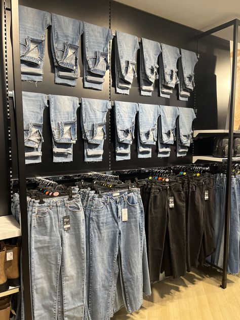 Modern Clothing Store Design Boutique Interior, Pants Display Ideas, Denim Display Ideas, Pant Display Retail, Jeans Display Ideas Retail Stores, Men Clothing Store Design Ideas, Jeans Display Ideas, Visual Merchandising Displays Clothing, Clothing Store Displays Men's