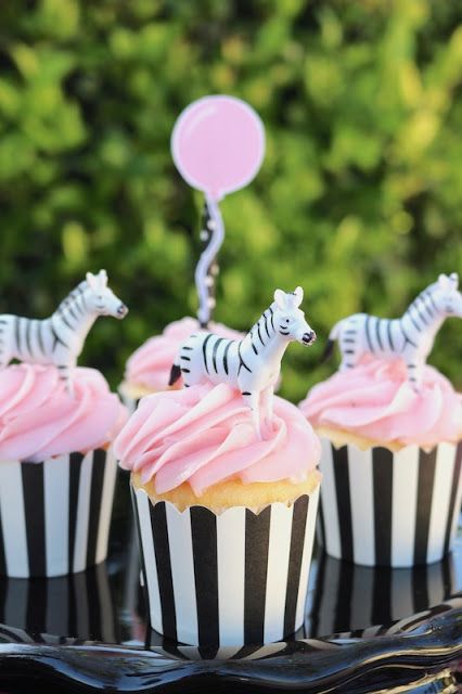 Zebra Birthday Party, Pink Decorations, Zebra Birthday, Jungle Thema, Zebra Party, Wild Birthday Party, Jungle Theme Birthday, Jungle Birthday Party, Zoo Birthday