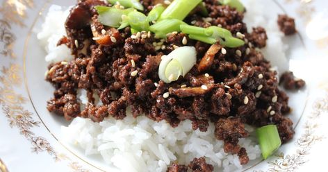 This is a simple week night meal that is quick and easy and delicious. Korean Beef And Rice, Korean Ground Beef, Ground Beef And Rice, Beef Rice, Korean Beef, Skillet Cooking, Beef And Rice, Sriracha Sauce, Lean Beef