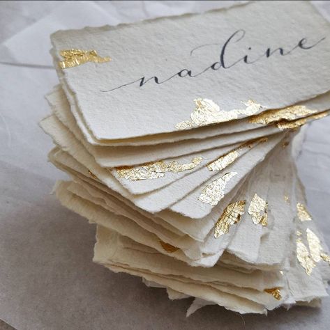 Vintage Place Cards, Gold Place Cards, Wedding Place Names, Wedding Chalkboard Signs, Unusual Weddings, Calligraphy Name, Wedding Numbers, Card Table Wedding, Vintage Wedding Theme