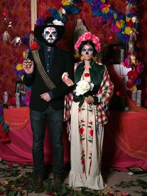 Day of the dead couple [ MexicanConnexionforTile.com ] #DayoftheDead #Talavera #handmade #Mexican Circus Vintage, Halloween Parejas, Mexican Day Of The Dead, Day Of The Dead Party, Halloween 2015, Halloween 2017, Halloween Inspiration, Couple Halloween, Diy Halloween Costumes