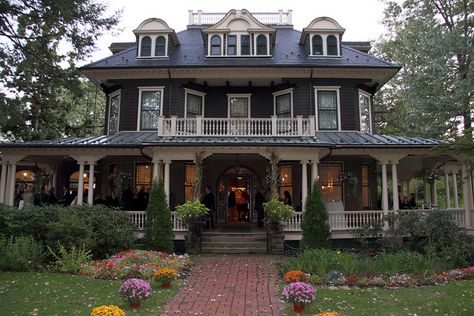 Cute Homey Houses, Victorian Suburban House, 2000s House Exterior, Vintage Home Exterior, Autumn House Exterior, 1890s House, 2000s House, Old House Exterior, 60s House