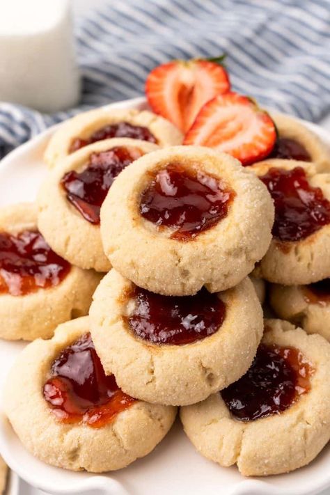 Have you ever tried making strawberry jam cookies from scratch? It’s probably easier than you think, and your family will go crazy for each delicious bite of holiday cheer! Strawberry Jam Cookies, Making Strawberry Jam, Raspberry Thumbprint Cookies, Strawberry Shortcake Cookies, Jam Thumbprint Cookies, Slow Cooker Dinner Recipes, Cookies From Scratch, Blueberry Cookies, Raspberry Cookies