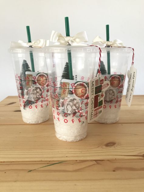 Cute Starbucks Gift Ideas, Christmas Teacher Basket, Teacher Gift Starbucks, Creative Gift Card Presentation For Teacher, Starbucks Gift Card Christmas, $5.00 Christmas Gift Ideas, Starbucks Cups Christmas Gifts, Simple Small Christmas Gifts, Gift Basket Ideas For Secret Santa