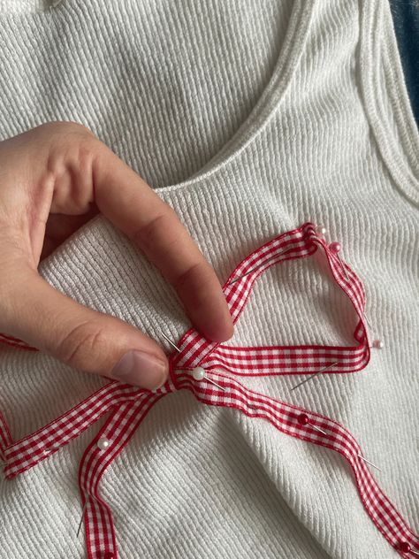 Using Scrap Ribbon To Make An Easy + Adorable DIY Bow Top Old Sweatshirt, Sewing Essentials, Bow Shirts, Bow Top, Bow Pattern, Vintage Diy, Red Gingham, Sewing Kit, Diy Bow