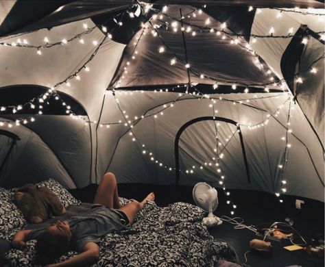 VSCO tent sleepover Pidżama Party, Sleepover Room, Sleepover Tents, Romantic Camping, Zelt Camping, Camping Photo, Dream Dates, Camping Photography, Camping Aesthetic