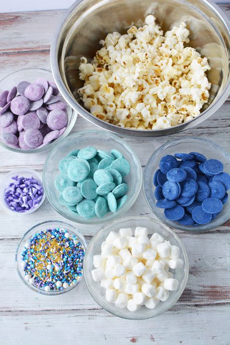 Mermaid Party Snack Ideas, Mermaid Birthday Party Snacks Food Ideas, Mermaid Chex Mix Recipes, Healthy Mermaid Snacks, Little Mermaid Snack Ideas, Mermaid Birthday Party Snacks, Mermaid Food Ideas Kids, Ariel Party Food, Mermaid Theme Snacks Food Ideas