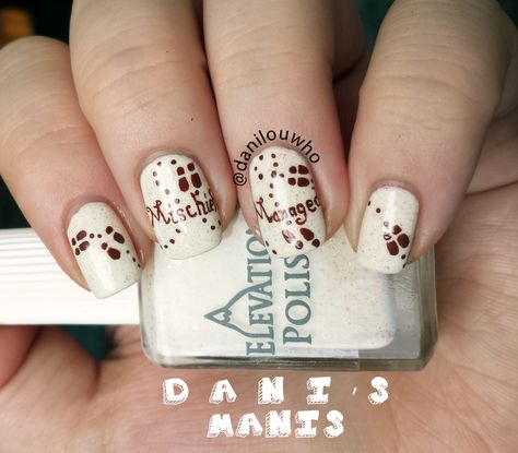 Marauder's map nail art - might be a nice subtle touch to a certain Harry Potter wedding Map Nail Art, Harry Potter Nails Designs, Map Nails, Potter Nails, Harry Potter Nail Art, Harry Potter Marathon, Harry Potter Nails, Harry Potter Wedding, Marauders Map