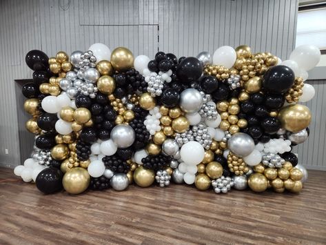 Black White Gold Silver Balloon Garland, Black Gold White Balloons, Black White And Gold Prom Decor, Black White And Gold Balloons, Black And White Balloon Wall, Black And Gold Balloon Wall, Black Balloon Wall, Balloon Structures, Black White Gold Party