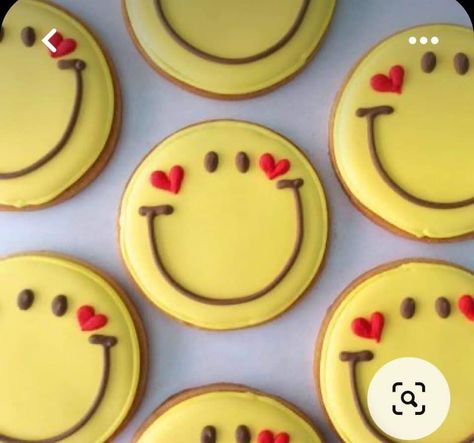 Smile Cookies, بيتي فور, Valentine Cookies Decorated, Royal Iced Cookies, Sugar Cookie Royal Icing, Iced Sugar Cookies, Spring Cookies, Summer Cookies, Sugar Cookie Designs