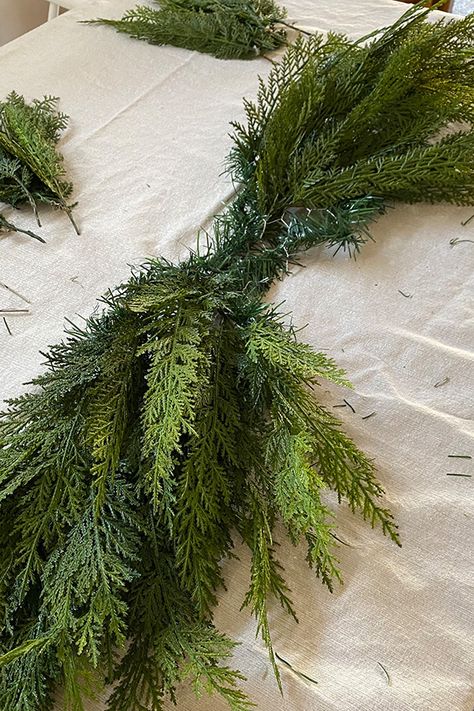 Learn how to make a simple DIY Holiday Garland from Chicken Wire to hang in your home. They are easy to create and easy to take off the wall with no damage or huge holes. Delineate Your Dwelling Chicken Wire Christmas Garland, Chicken Wire Christmas Decorations, Diy Holiday Garland, Diy Swag, Recycled Christmas Tree, Recycled Christmas, Fresh Garlands, Holiday Garland, Holiday Garlands