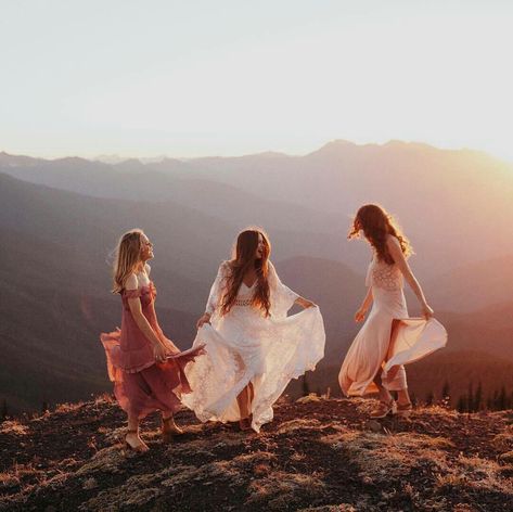 Wedding Expo, Mountain Bride, Shotting Photo, Bff Pictures, Wild Woman, Jolie Photo, Friend Photoshoot, Foto Inspiration, Friend Pictures