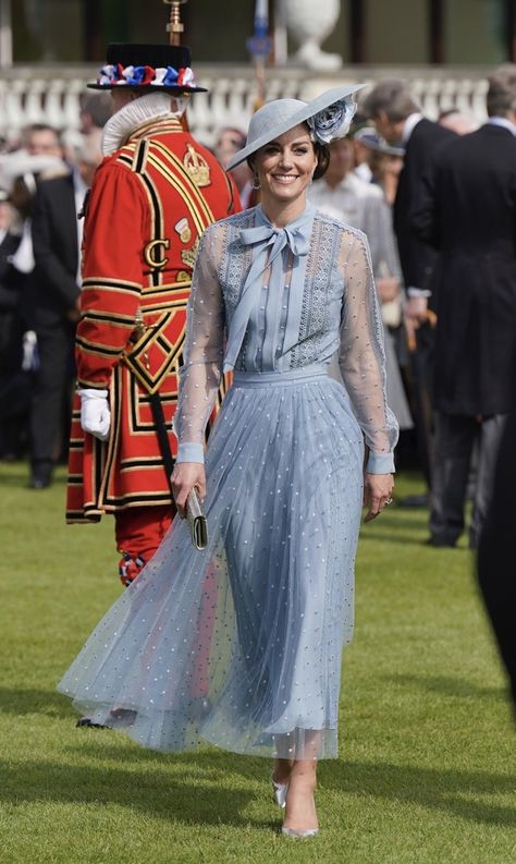 Blue Garden Party Dress, Kate Middleton Blue, Wales Fashion, Blue Garden Party, Kate Middleton Stil, Buckingham Palace Garden Party, Style Kate Middleton, Royal Garden Party, Garden Party Outfit