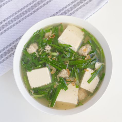 Vietnamese Tofu and Garlic Chive Soup with Ground Pork (Canh Dau Hu He Nau Thit Bam) Chive Soup, Soup With Ground Pork, Vietnamese Tofu, Pork Meatball Soup, Side Soup, Vietnamese Soup, Vietnamese Pork, Tofu Soup, Simple Soup