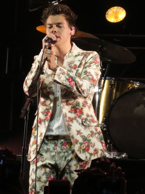 Harry Styles Floral Suit, Harry Styles Dimples, Harry Styles Suits, Flower Suit, Harry Styles Gucci, Harry Styles Lockscreen, Harry Styles Gif, Harry Styles 2013, Gucci Suit