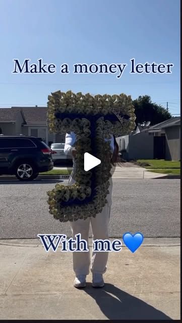 Diy Money Bouquet Ideas For Men, How To Make A Money Bouquet, Money Graduation Gift Ideas, Flower Bouquet With Money, Money Bouquet Aesthetic, Money Box Ideas, Money Bouquet Ideas, Money Letters, Graduations Ideas