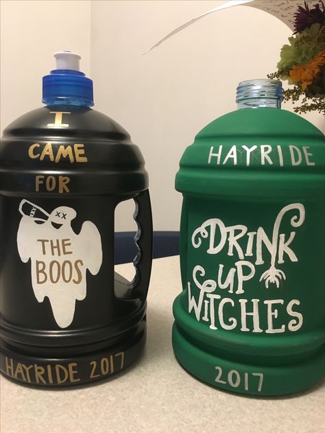 Hayride Jugs Ideas Michigan State, Jug Painting Ideas Hayride, Hayride Jugs Ideas, Hayride Jugs, Paddle Sorority Big, Paddle Sorority, Frat Coolers, Sorority Paddles, Couples Halloween Outfits