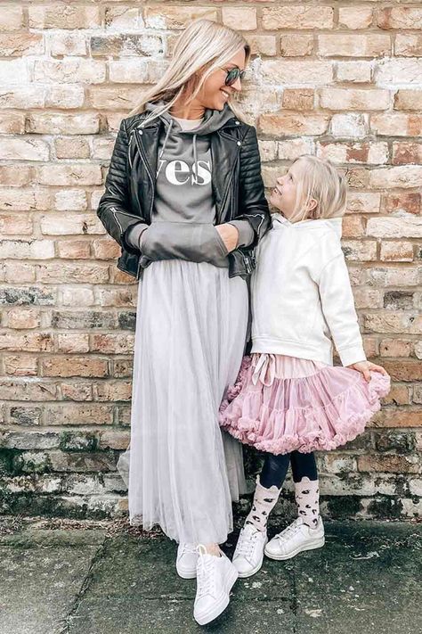 Black Tulle Skirt Outfit Casual, Midi Tulle Skirt Outfit, Tulle Skirt Outfit Ideas, Tulle Maxi Skirt Outfit, Tulle Skirt Outfit Casual Street Style, Feather Skirt Outfit, Black Tulle Skirt Outfit, Style Tulle Skirt, Tulle Skirt Outfits Casual